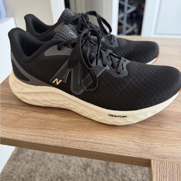 New Balance - Fresh Foam Arishi v4 Running Shoes - Women’s - Black/White - 8.5 - Picture 8 of 9